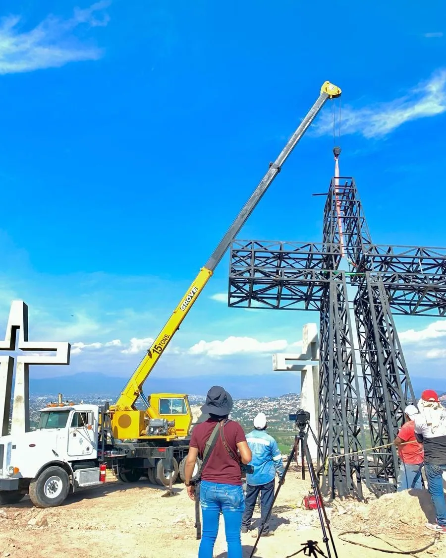 Grúa ODISA de 15 toneladas instalando una cruz monumental en un cerro de Morelos